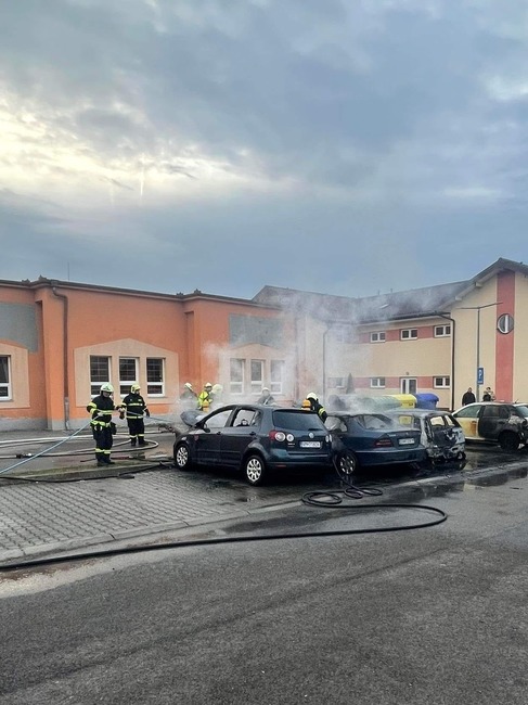FOTO: Obyvateľom bytoviek v Čachticiach sa naskytol desivý pohľad. Zo zaparkovaných áut šľahali plamene, foto 4