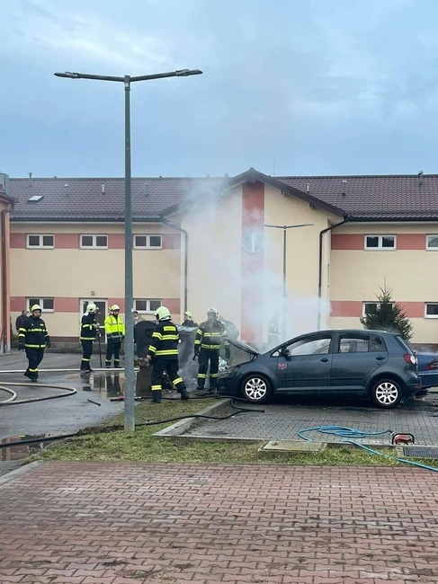 FOTO: Obyvateľom bytoviek v Čachticiach sa naskytol desivý pohľad. Zo zaparkovaných áut šľahali plamene, foto 5