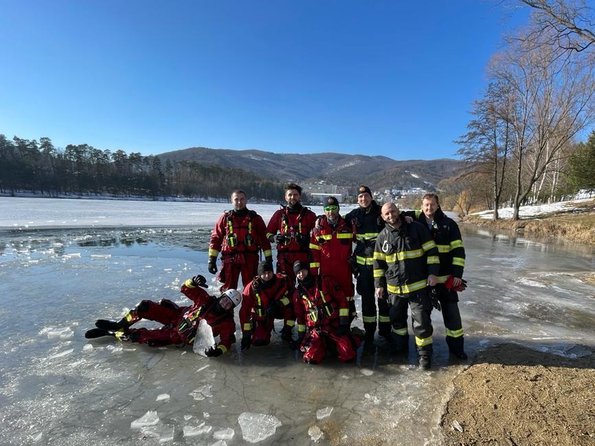 FOTO: Hasiči z Prievidze v ľadovej vode: Precvičovali rôzne techniky a spôsoby záchrany osôb , foto 1