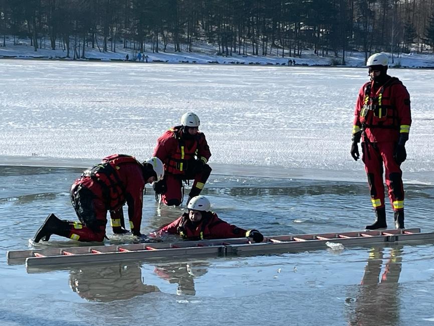 FOTO: Hasiči z Prievidze v ľadovej vode: Precvičovali rôzne techniky a spôsoby záchrany osôb , foto 2