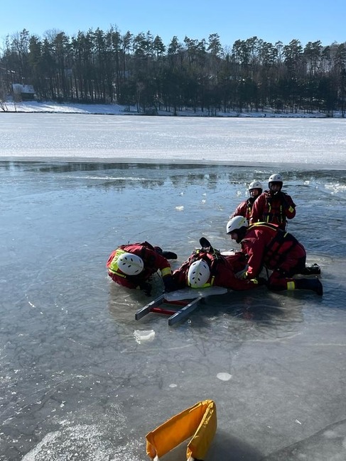 FOTO: Hasiči z Prievidze v ľadovej vode: Precvičovali rôzne techniky a spôsoby záchrany osôb , foto 3