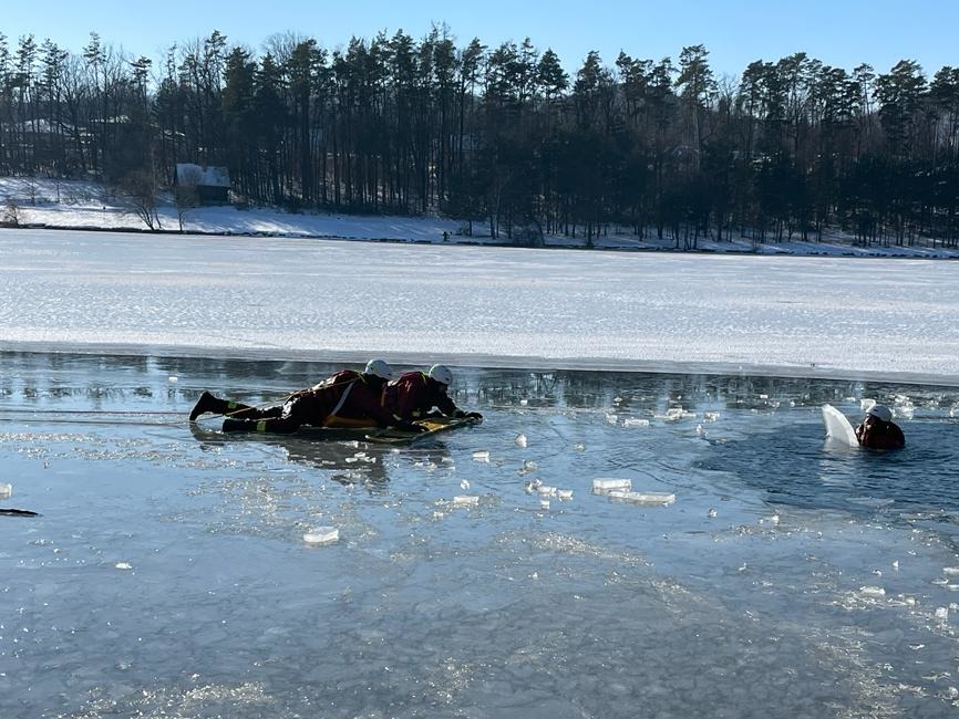 FOTO: Hasiči z Prievidze v ľadovej vode: Precvičovali rôzne techniky a spôsoby záchrany osôb , foto 4