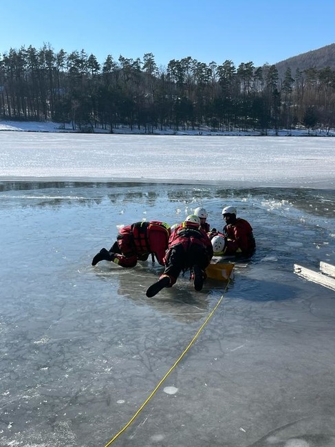 FOTO: Hasiči z Prievidze v ľadovej vode: Precvičovali rôzne techniky a spôsoby záchrany osôb , foto 5