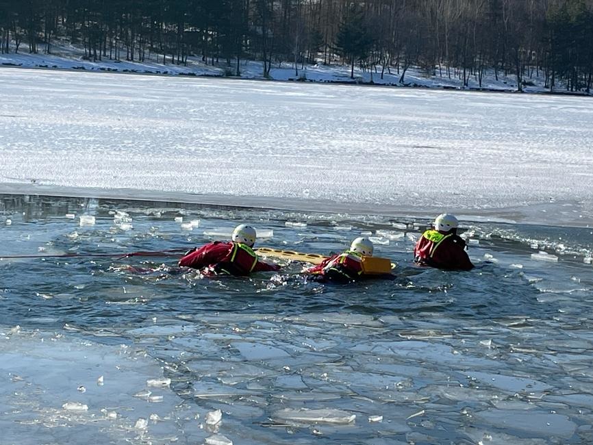 FOTO: Hasiči z Prievidze v ľadovej vode: Precvičovali rôzne techniky a spôsoby záchrany osôb , foto 6