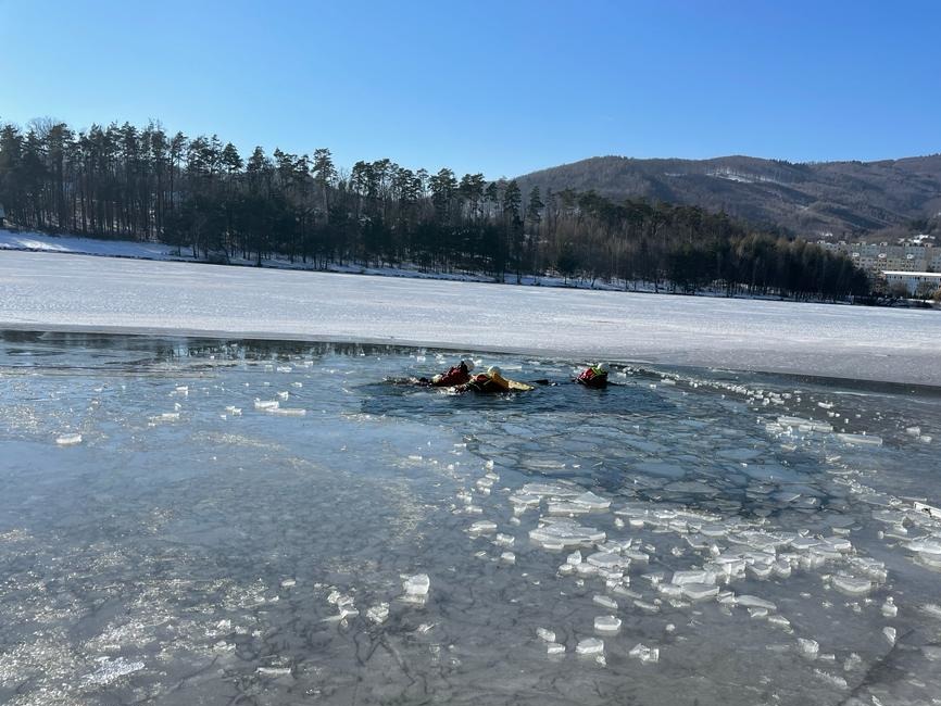 FOTO: Hasiči z Prievidze v ľadovej vode: Precvičovali rôzne techniky a spôsoby záchrany osôb , foto 7