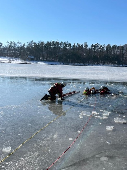 FOTO: Hasiči z Prievidze v ľadovej vode: Precvičovali rôzne techniky a spôsoby záchrany osôb , foto 8