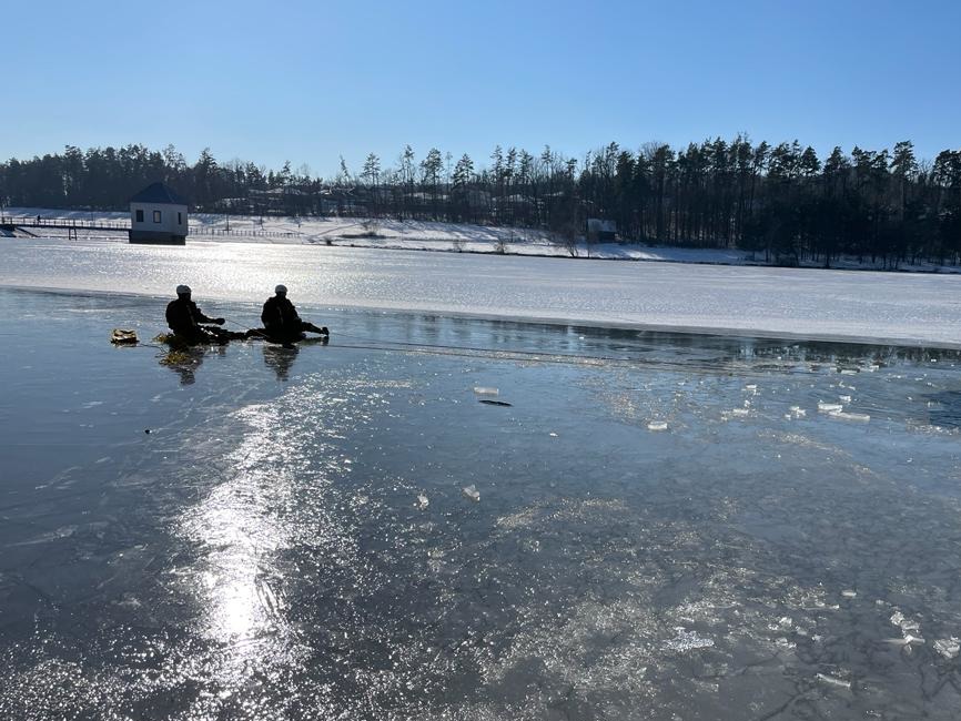 FOTO: Hasiči z Prievidze v ľadovej vode: Precvičovali rôzne techniky a spôsoby záchrany osôb , foto 10