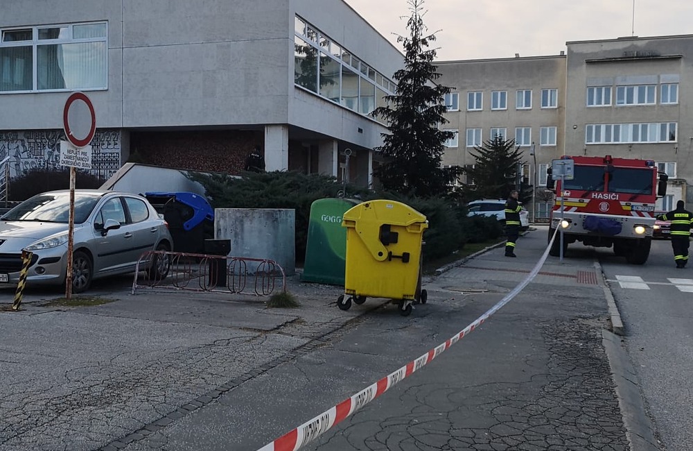 FOTO: Bezpečnostné zložky zasahujú pred budovou súdu v Trenčíne, foto 3