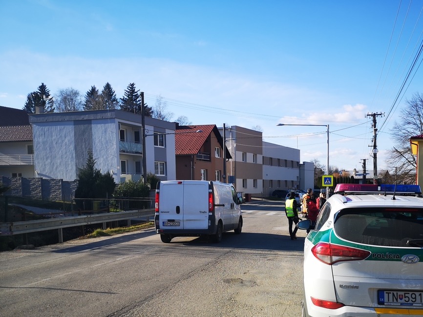 FOTO: Po slovách prešli k činom. Deti s rodičmi a seniormi zablokovali dopravu, foto 1