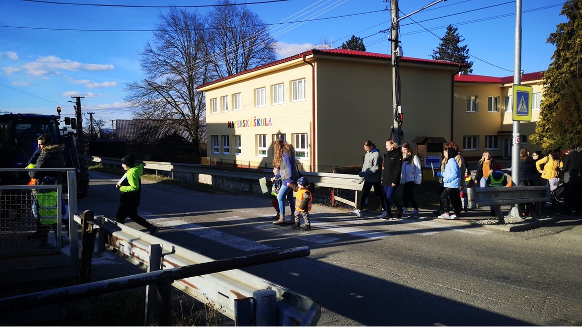FOTO: Po slovách prešli k činom. Deti s rodičmi a seniormi zablokovali dopravu, foto 5