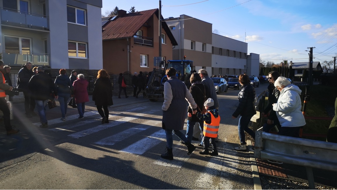 FOTO: Po slovách prešli k činom. Deti s rodičmi a seniormi zablokovali dopravu, foto 6