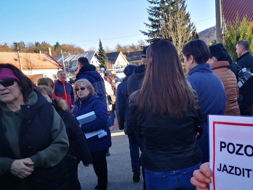 FOTO: Po slovách prešli k činom. Deti s rodičmi a seniormi zablokovali dopravu, foto 7