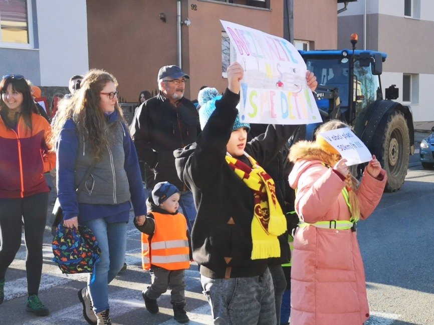 FOTO: Po slovách prešli k činom. Deti s rodičmi a seniormi zablokovali dopravu, foto 9