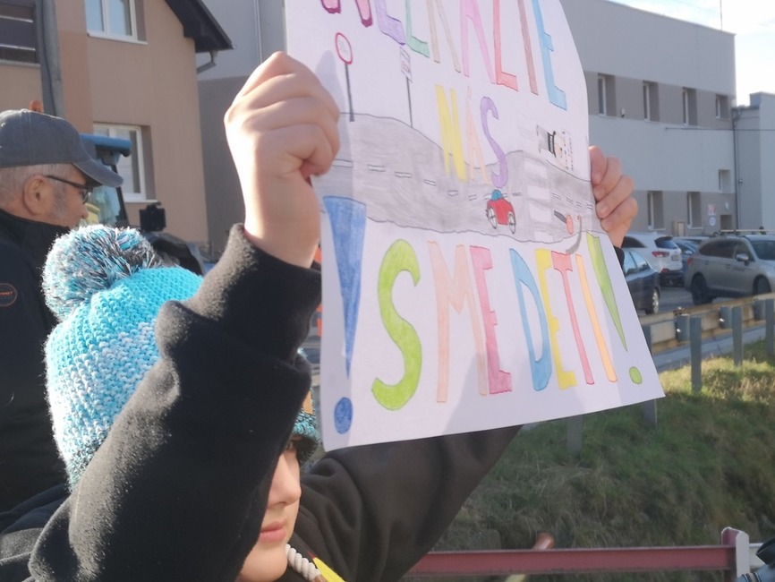 FOTO: Po slovách prešli k činom. Deti s rodičmi a seniormi zablokovali dopravu, foto 10