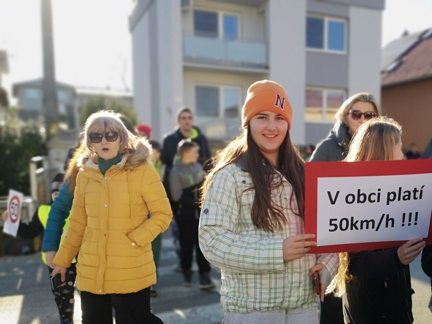 FOTO: Po slovách prešli k činom. Deti s rodičmi a seniormi zablokovali dopravu, foto 11