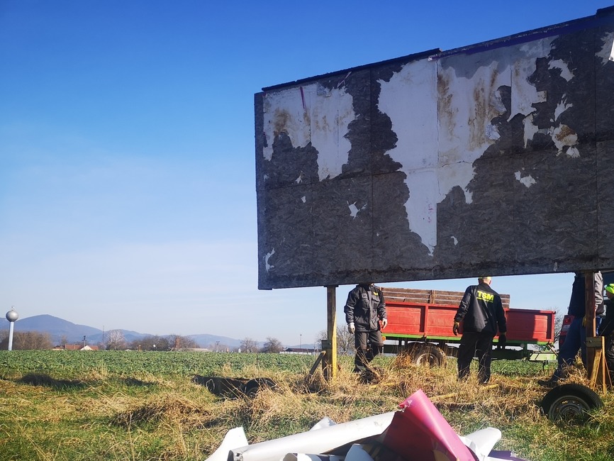 FOTO: V Dubnici nad Váhom čistili ulice od reklamného smogu. Odstránili 16 reklamných pútačov, foto 2