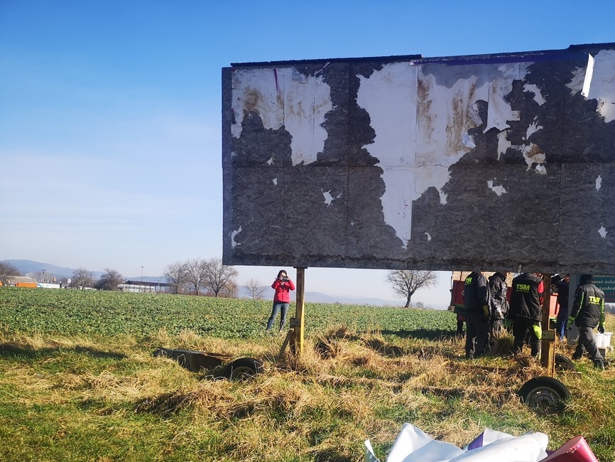 FOTO: V Dubnici nad Váhom čistili ulice od reklamného smogu. Odstránili 16 reklamných pútačov, foto 3