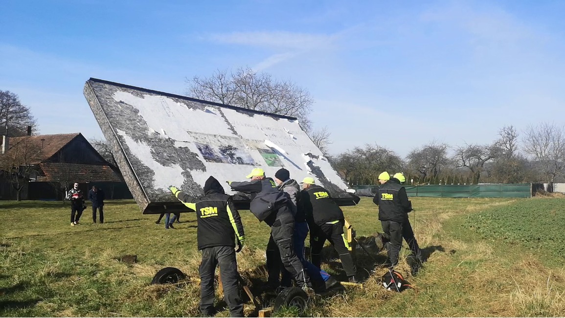 FOTO: V Dubnici nad Váhom čistili ulice od reklamného smogu. Odstránili 16 reklamných pútačov, foto 5