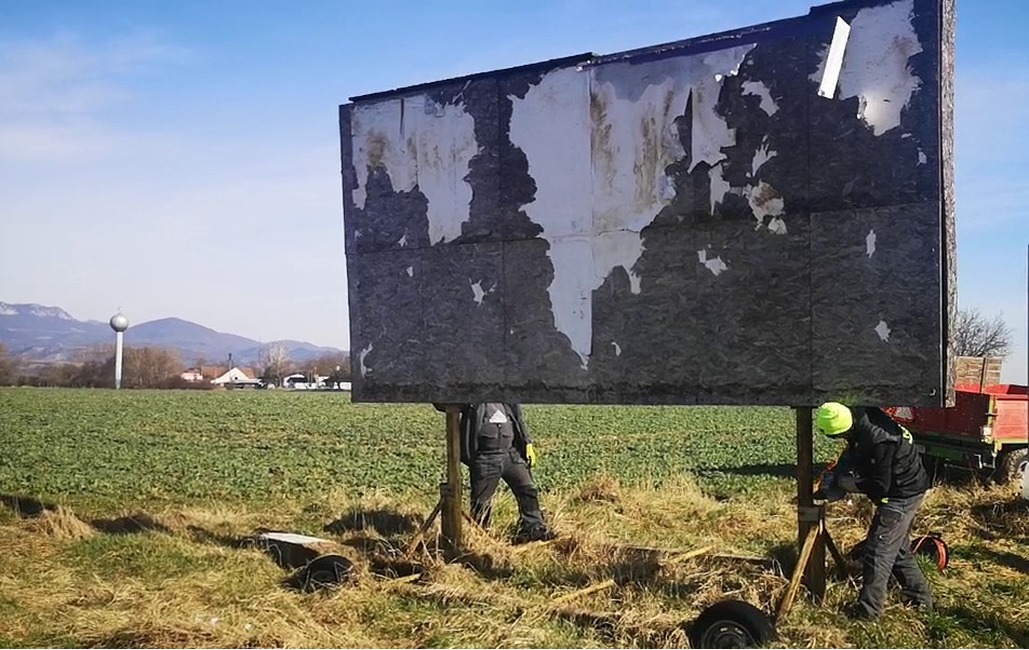 FOTO: V Dubnici nad Váhom čistili ulice od reklamného smogu. Odstránili 16 reklamných pútačov, foto 6