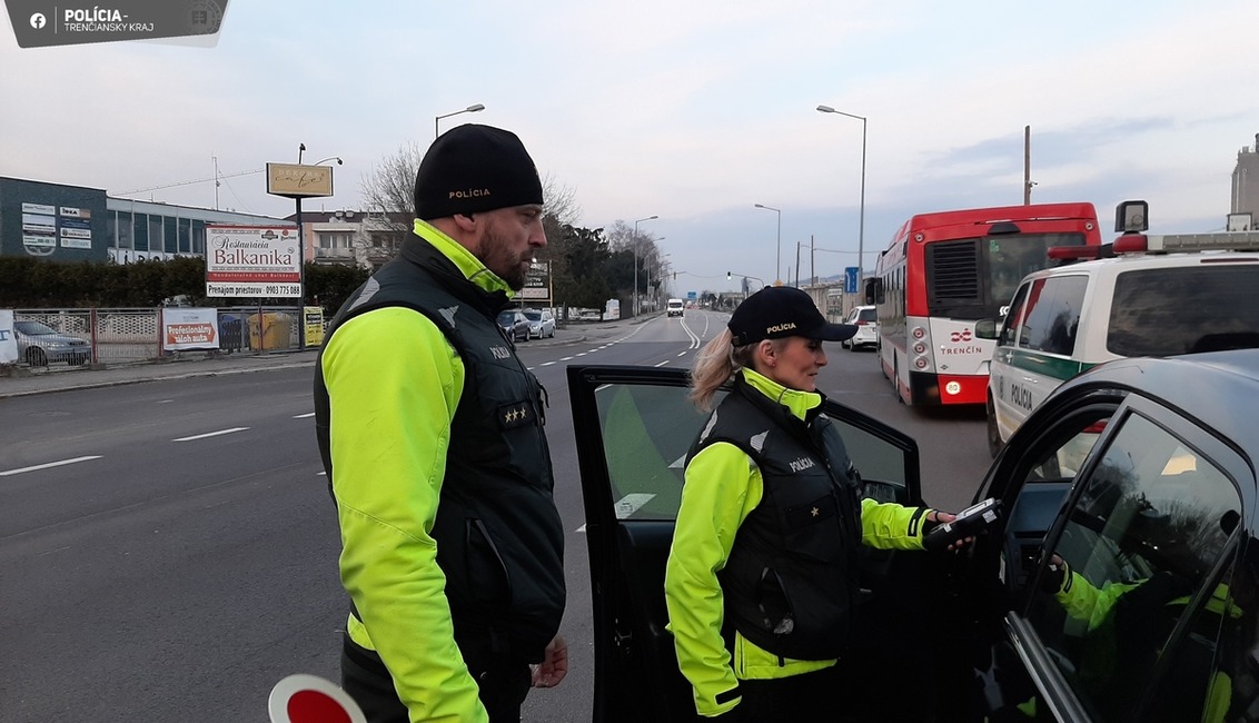 FOTO: Policajti si posvietili na nezodpovedných vodičov. Za  4 hodiny zistili desiatky priestupkov, foto 2