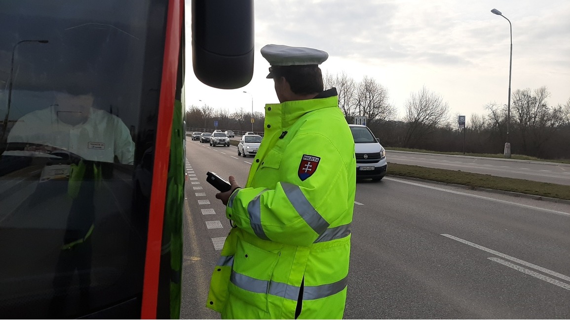 FOTO: Policajti si posvietili na nezodpovedných vodičov. Za  4 hodiny zistili desiatky priestupkov, foto 3