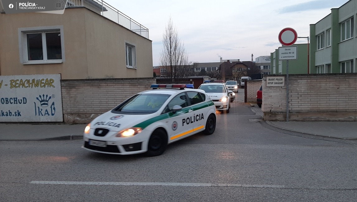 FOTO: Policajti si posvietili na nezodpovedných vodičov. Za  4 hodiny zistili desiatky priestupkov, foto 4