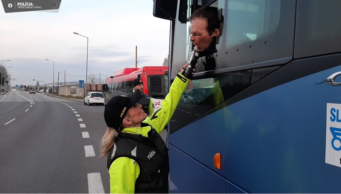 FOTO: Policajti si posvietili na nezodpovedných vodičov. Za  4 hodiny zistili desiatky priestupkov, foto 5
