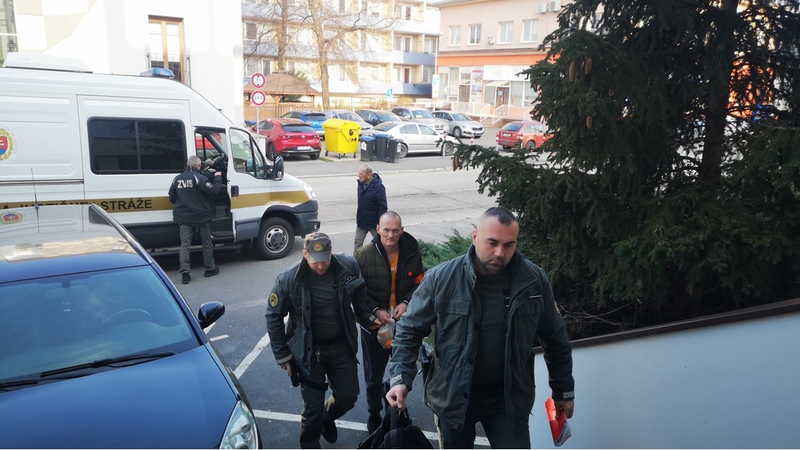 FOTO: Recidivista, ktorý mal podpáliť svoju priateľku zo žiarlivosti vyfasoval 7 a polročný trest, foto 1