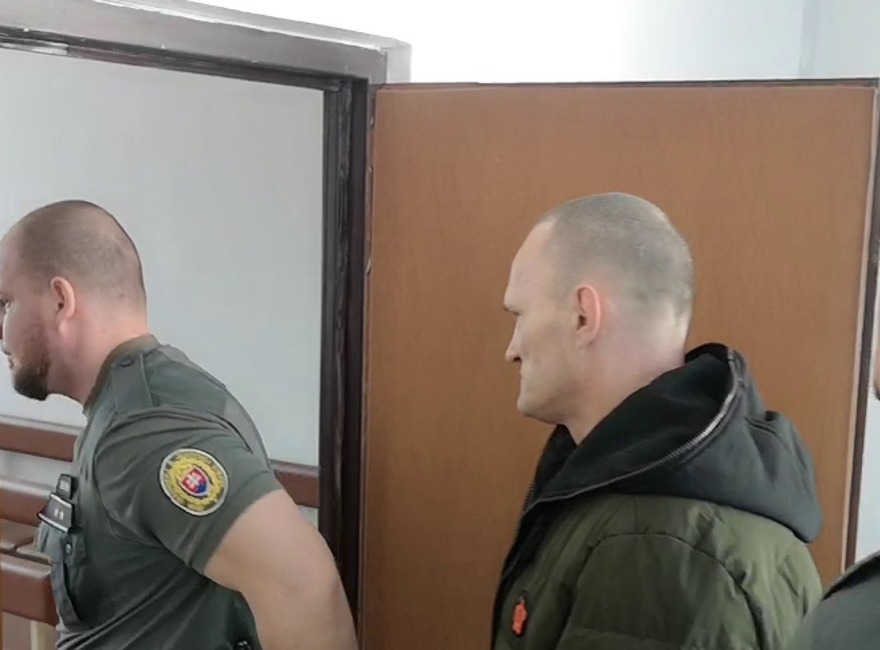 FOTO: Recidivista, ktorý mal podpáliť svoju priateľku zo žiarlivosti vyfasoval 7 a polročný trest, foto 3