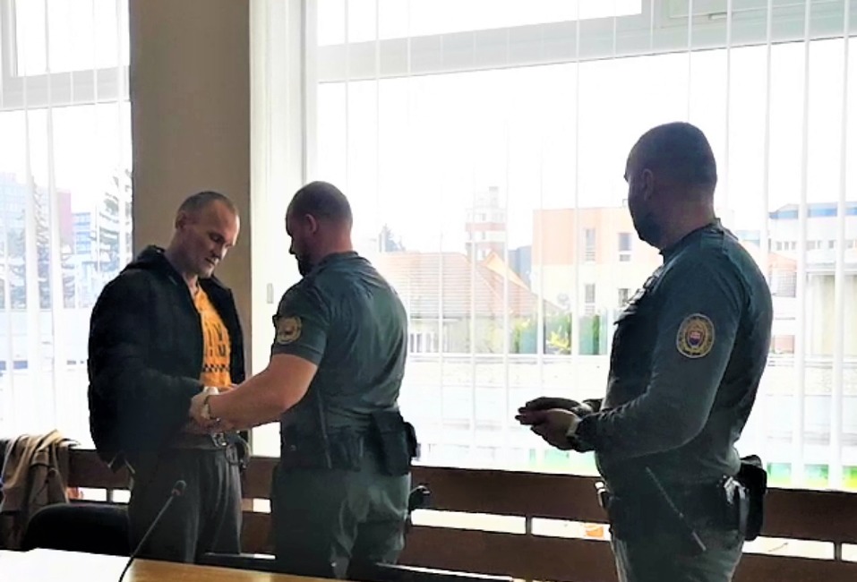 FOTO: Recidivista, ktorý mal podpáliť svoju priateľku zo žiarlivosti vyfasoval 7 a polročný trest, foto 4