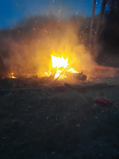 FOTO: Hasiči ratovali lesný porast nad Nitrianskym Pravnom. Ohrozoval ho úmyselne založený požiar , foto 1