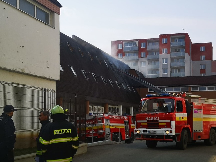 FOTO: Desiatky hasičov zasahujú pri požiari v Trenčianskych Tepliciach, foto 3
