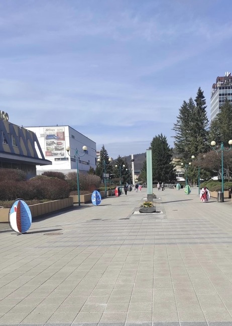 FOTO: V centre Považskej Bystrice pribudla nová výzdoba. Vyrobili ju miestni školáci, foto 1