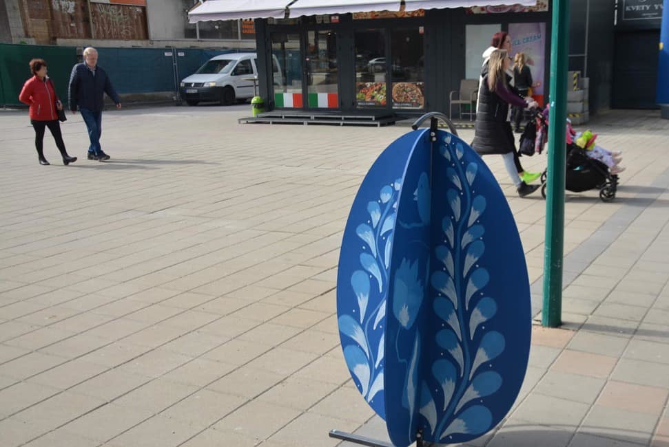 FOTO: V centre Považskej Bystrice pribudla nová výzdoba. Vyrobili ju miestni školáci, foto 2