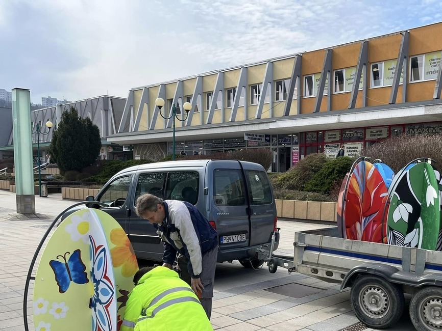 FOTO: V centre Považskej Bystrice pribudla nová výzdoba. Vyrobili ju miestni školáci, foto 6