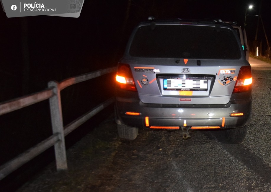 FOTO: Opitý vodič v Lazoch pod Makytou nabúral do smetných nádob, foto 1