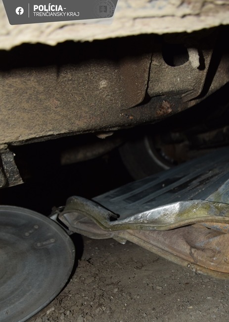 FOTO: Opitý vodič v Lazoch pod Makytou nabúral do smetných nádob, foto 2