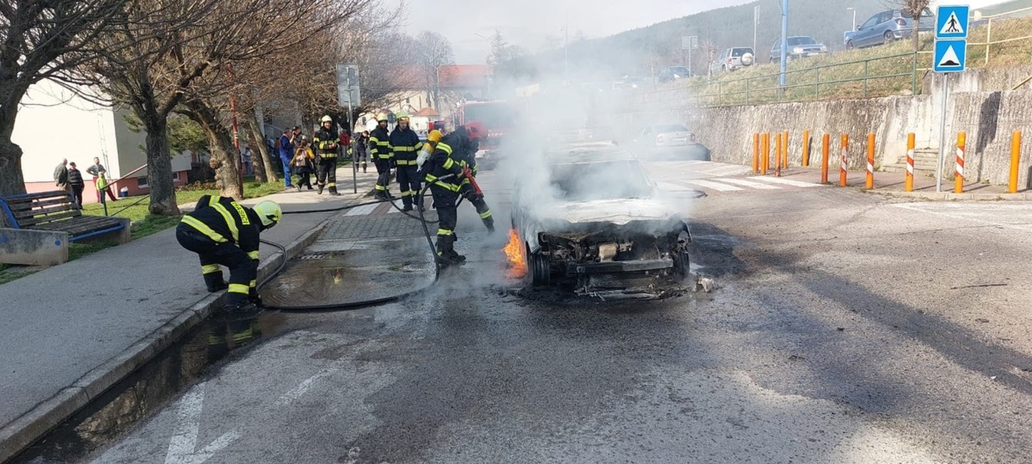 FOTO: Z auta patriacemu samospráve v Brezovej pod Bradlom vyšľahli plamene. Ratovali ho hasiči, foto 1