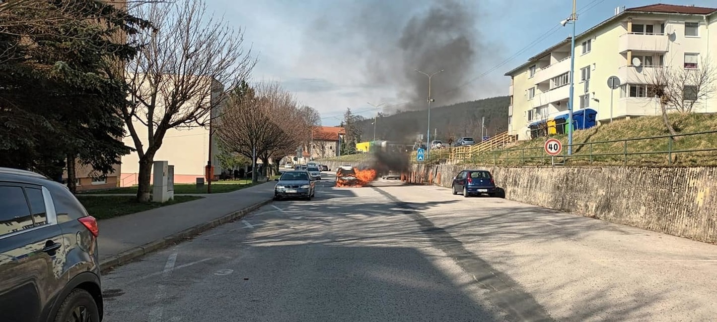 FOTO: Z auta patriacemu samospráve v Brezovej pod Bradlom vyšľahli plamene. Ratovali ho hasiči, foto 2