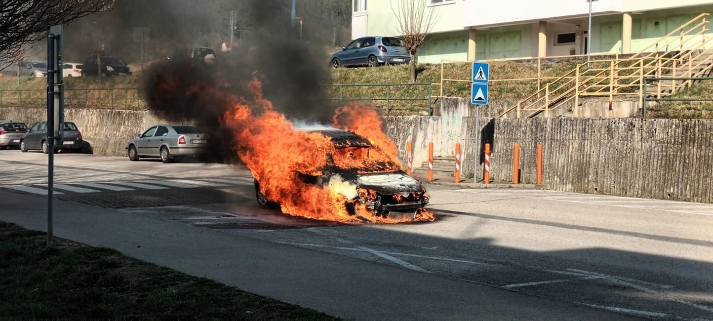 FOTO: Z auta patriacemu samospráve v Brezovej pod Bradlom vyšľahli plamene. Ratovali ho hasiči, foto 3