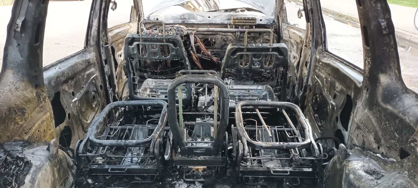 FOTO: Z auta patriacemu samospráve v Brezovej pod Bradlom vyšľahli plamene. Ratovali ho hasiči, foto 4