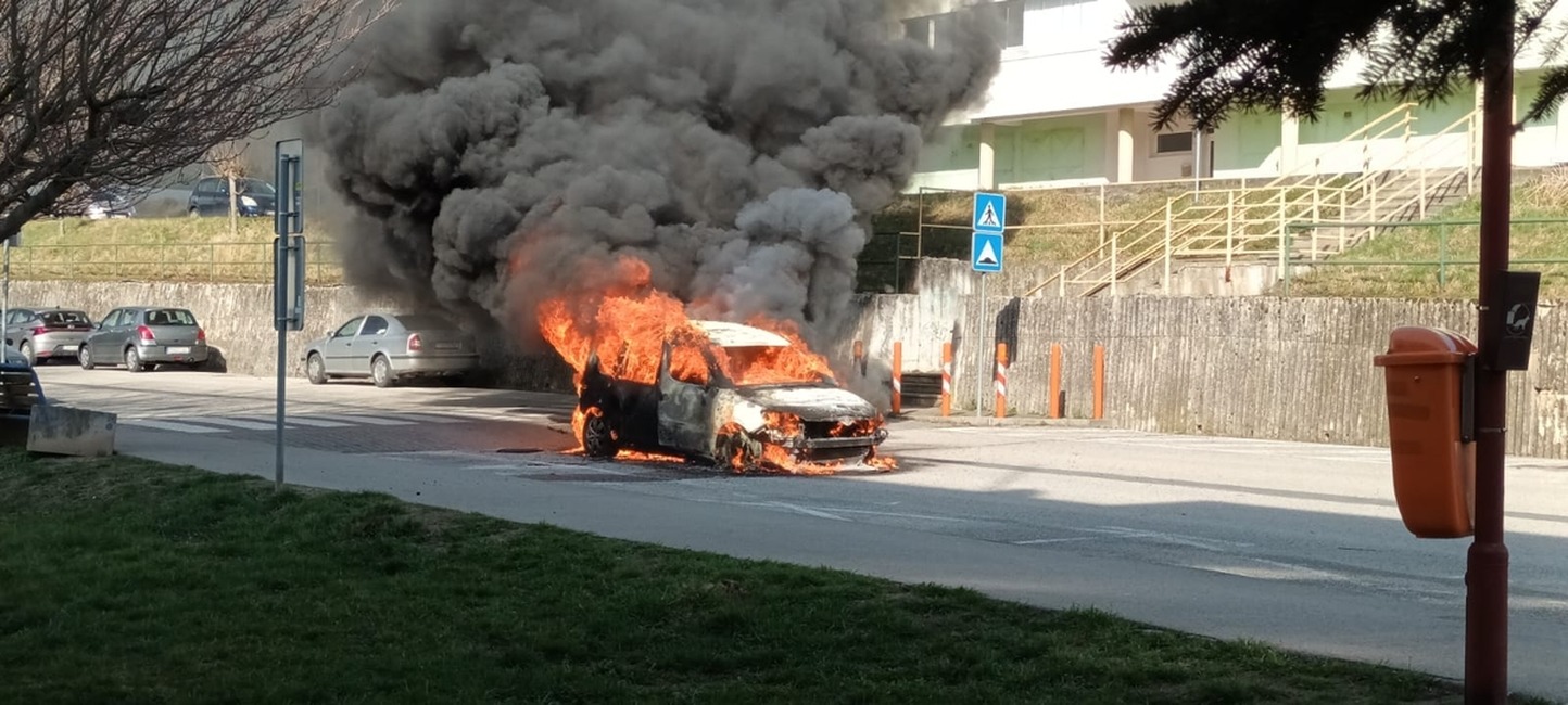FOTO: Z auta patriacemu samospráve v Brezovej pod Bradlom vyšľahli plamene. Ratovali ho hasiči, foto 5