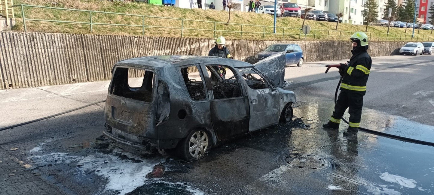FOTO: Z auta patriacemu samospráve v Brezovej pod Bradlom vyšľahli plamene. Ratovali ho hasiči, foto 6