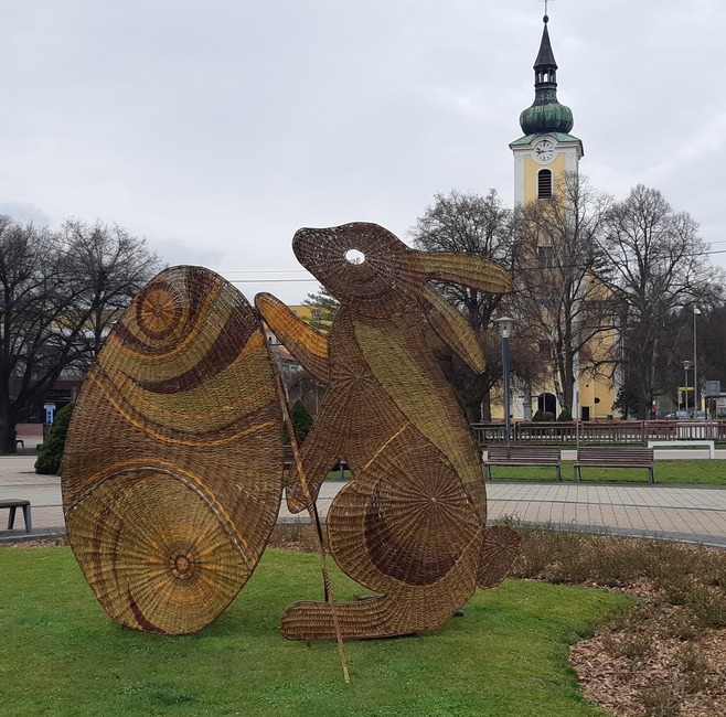 FOTO: Blížiacu sa Veľkú noc v Starej Turej bude pripomínať umelecké dielo z rúk známeho košíkára, foto 1