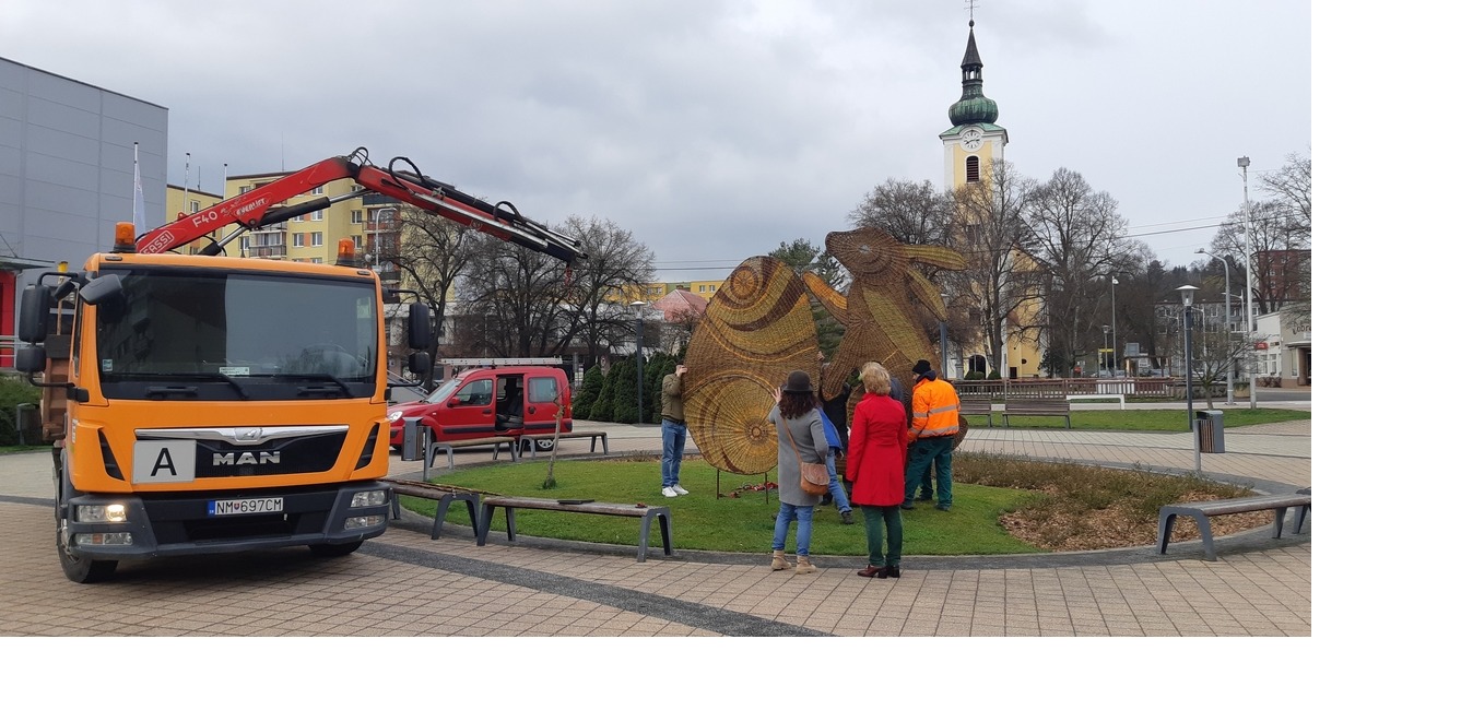 FOTO: Blížiacu sa Veľkú noc v Starej Turej bude pripomínať umelecké dielo z rúk známeho košíkára, foto 2
