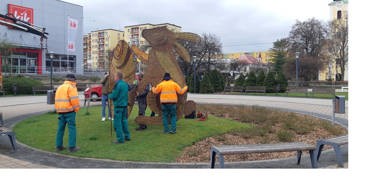 FOTO: Blížiacu sa Veľkú noc v Starej Turej bude pripomínať umelecké dielo z rúk známeho košíkára, foto 4
