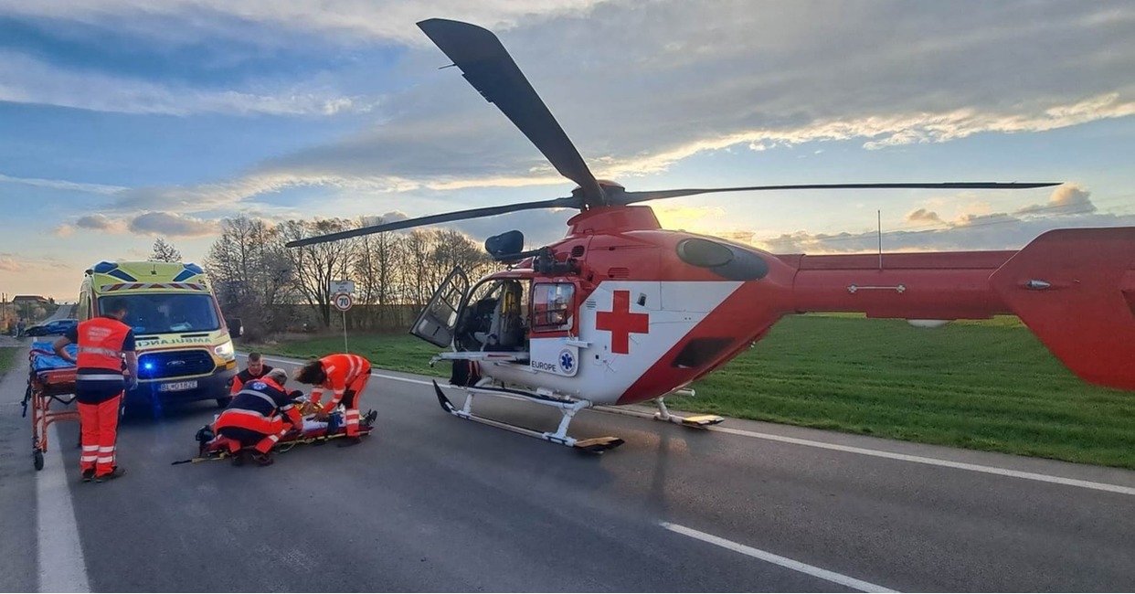 FOTO: Pri dopravnej nehode za Bošanmi asistoval aj záchranársky vrtuľník z Trenčína , foto 1