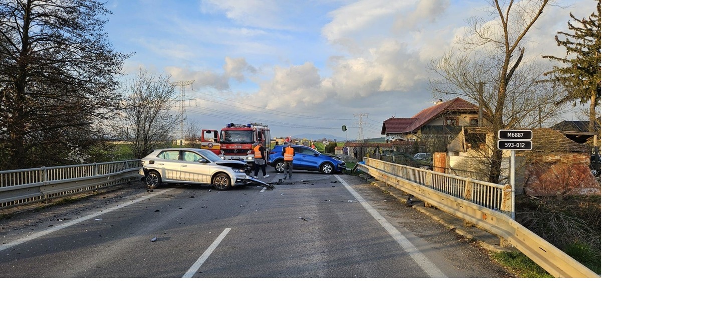 FOTO: Pri dopravnej nehode za Bošanmi asistoval aj záchranársky vrtuľník z Trenčína , foto 2