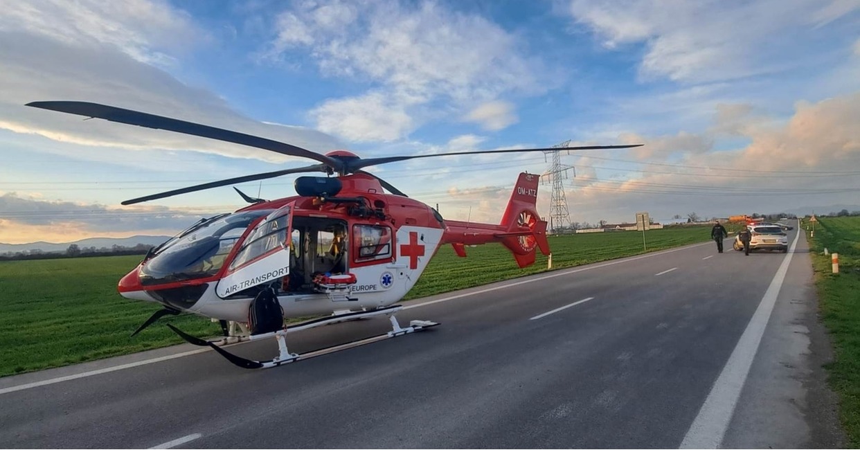FOTO: Pri dopravnej nehode za Bošanmi asistoval aj záchranársky vrtuľník z Trenčína , foto 3