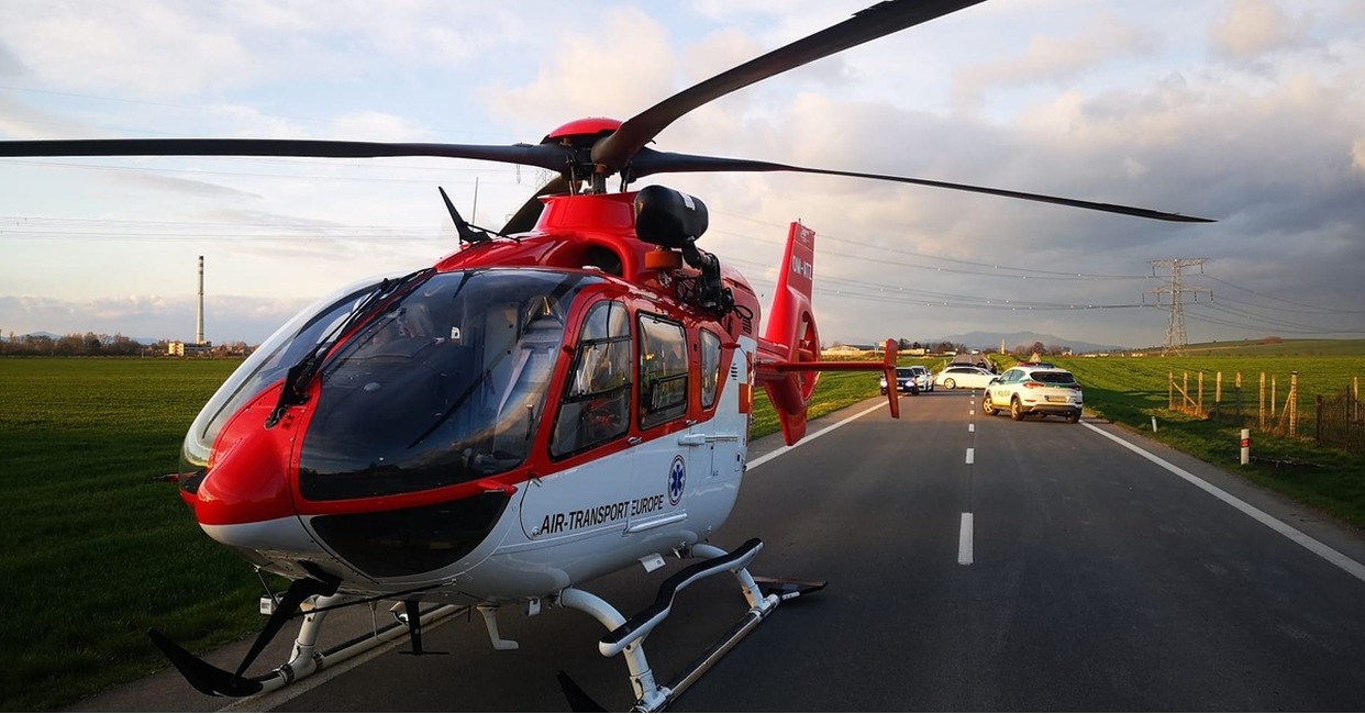 FOTO: Pri dopravnej nehode za Bošanmi asistoval aj záchranársky vrtuľník z Trenčína , foto 4